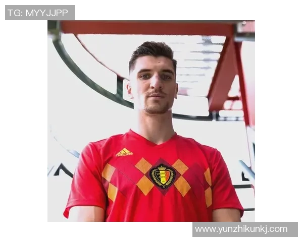 足球巨星侧颜魅力：捕捉每一刻独特风采展现足球场上的王者风范