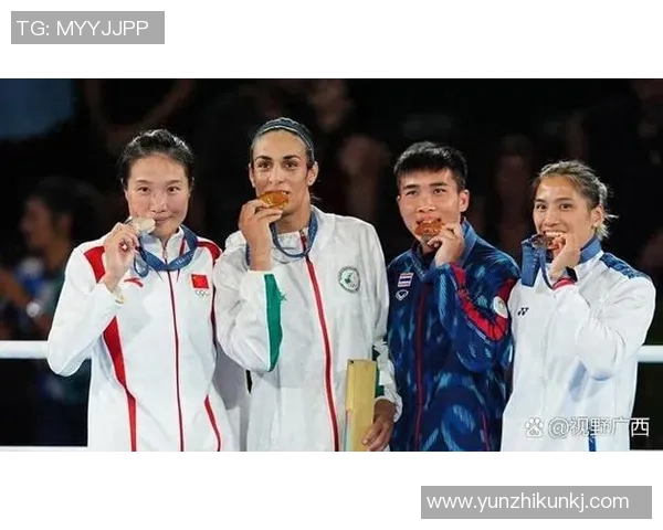 足球巨星赛场模仿黑豹霸气姿态引爆全场掌声与热烈讨论