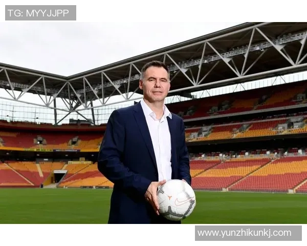 从绿茵场到明星舞台：足球运动员如何实现成功转型成为全球球星