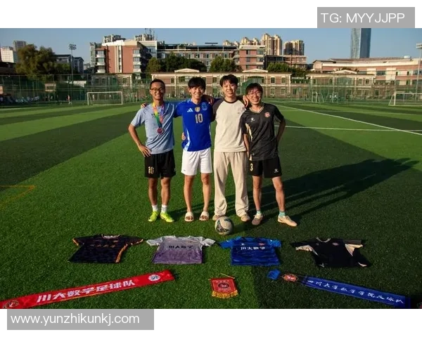 《当绿茵场上的对手成了彼此的守护者：足球明星们的秘密情谊与爱情故事》