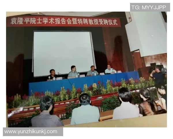 足球球星深情悼念母亲,泪水与回忆交织成永恒的爱与思念 足球球星深情悼念母亲,泪水与回忆交织成永恒的爱与思念